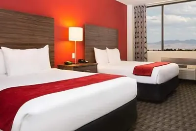 Image de “Entertainment Capital of the World! ” Awaits! Pool, Free Parking!