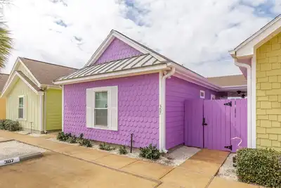 Image de Dog-Friendly home w/Private Fenced Patio, Resort-style Pool, & Close to Beach