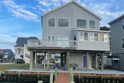 Image de The purple door at the bay.