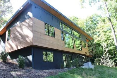 Image de Modern Mountain Retreat in Serene Lake Community