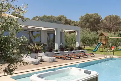 Agrielia Villa Iii, Embracing Heated Spa Whirlpool