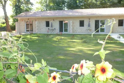 Image de 5 Gîtes 2/4 pers. + 3 ch. 26 pers. au total with swimming pool on 5000 m² grounds