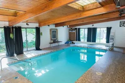 Image de Entire Historic Home on Iconic 8th St w/ heated indoor pool