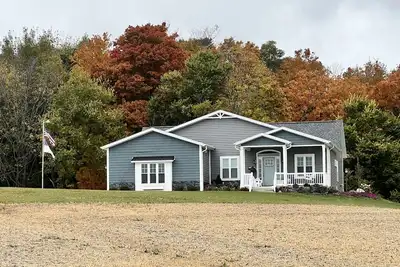 Image de 4-Bedroom in Lower Level with Hot Tub & Kitchenette