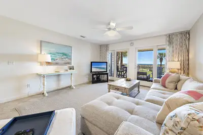 Image de Needle Rush Point C14 | Walk to FloraBama | Beachfront | My Beach Getaways