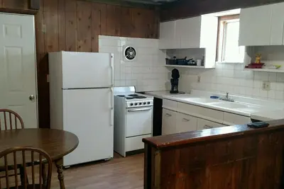 Image de Quiet and cozy cabin with full kitchen and two bedrooms adjoining Lake Barkley.