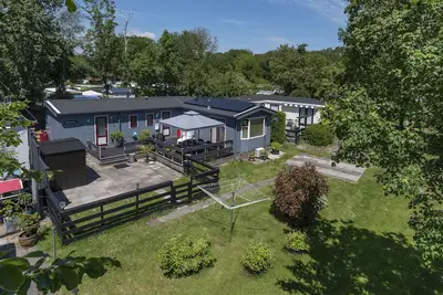 Image de Large corner chalet with air conditioning luxury kitchen and lots of privacy