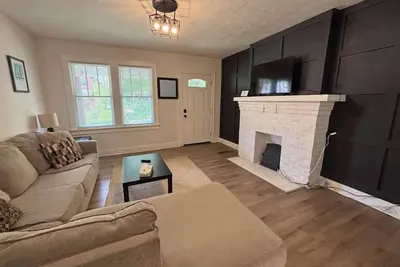Image de The Tranquil Walk Up - Comfort in 4 Beds!