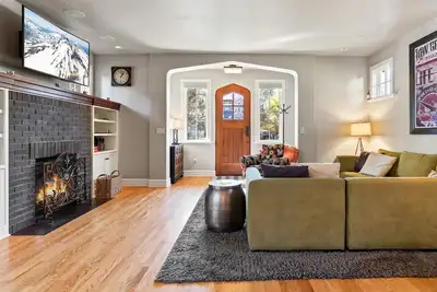 Image de Nw Awbrey Road | Century West Downtown private hot tub dog friendly