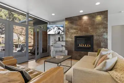 Image de Sw Century Drive | Century West | pet friendly dog | hot tub