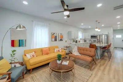 Image de Luxe Home Downtown - Sleeps 6. Off-street parking