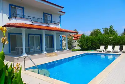 VillaSleeps10-Pool-Bbq-MountainView-Ac-Parking