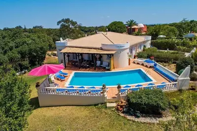 Image de Cosy Carvoeiro Villa | 5 Bedrooms | Casa Solara | Table Tennis Table & Private Pool | Alporchinhos