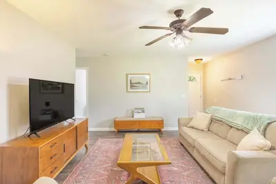 Image de Cozy and Contemporary Villa  1 Mile from Gsu