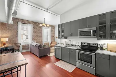 Image de Downtown Loft- Steps away from Plant Riverside!