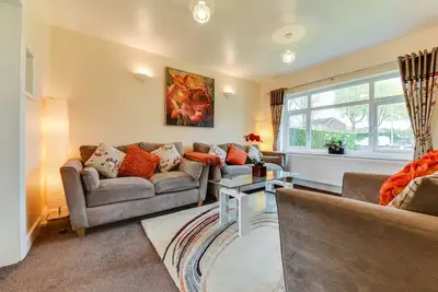 Image de 3 Bedroom Home. Home Working. Free Parking. Garden. Wigan