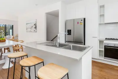 Image de Osprey - Mornington. Walking distance to Mornington's cafe culture.