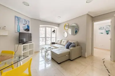 Image de Brightly Decorated South-Facing Apartment w/ Full Kitchen - In Historic District