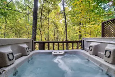 Image de Spring Specials- HotTub-BigDeck -Separate entrance GameRoom Great Location! !
