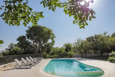 Mithonies Villa, with Private Pool & Bbq, Walking distance to shops