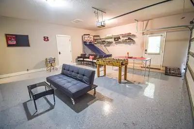 Image de The Crimson Retreat | 5 miles to Stadium, Foosball, Ping pong, Bbq