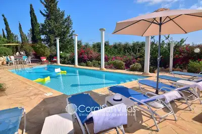 Image de Magnifique et spacieuse villa avec grande picine et grand jardin.