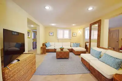 Image de 3 Min Walk to Beach - Blessed Manor by Bluescape