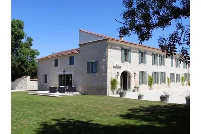 Image de Beautifully restored farmhouse and grounds in the heart of a picturesque village