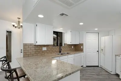 Image de Beautiful views. Expansive outdoor space. Excellent location. SnowBirds Welcome!