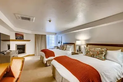 Image de Cozy room with 2 Queens at Gravity Haus in the heart of Vail Village - walk to ski lifts!