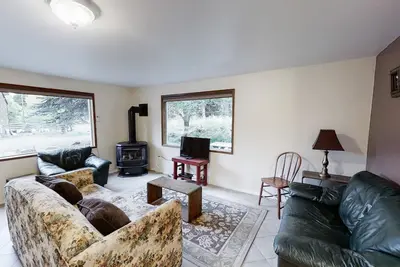 Image de Wonderful Home Close to Lake w/Private W/D, WiFi, Gas Fireplace - 2 Dogs Okay