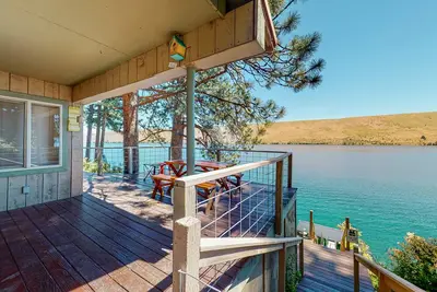 Image de Beautiful lakefront house with private boat dock, washer/dryer & fireplace