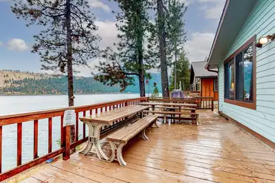 Image de Classic lakefront home with private hot tub, fireplace & washer/dryer
