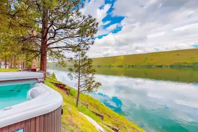 Image de Wonderful lakeside home with private hot tub & attractive all-wood interior