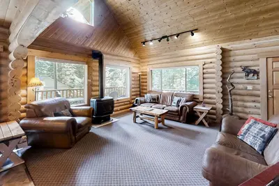 Image de Custom-built log home w/ gas grill, free WiFi, deck, and private location