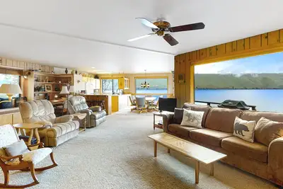 Image de Spacious waterfront home on Wallowa Lake with dock & fireplace