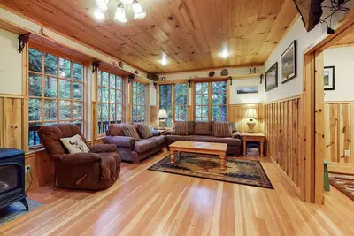 Image de Custom built dog-friendly home on Wallowa River with WiFi, deck & gas stoves