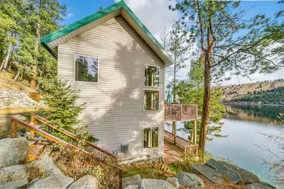 Image de Lakefront home with private dock, 2 decks, lake views & fireplace