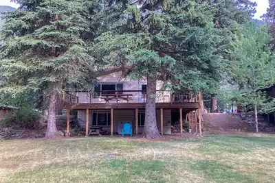 Image de Riverfront cabin with large yard, great deck, & fireplace