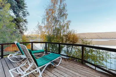 Image de Lakefront home with amazing lake view, private dock & deck -Dog Friendly
