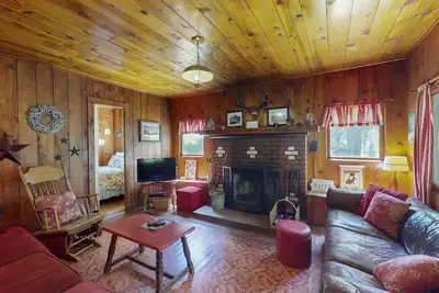 Image de Vintage Cottage w/ Private Hot Tub, Fireplace & Deck - Walk to the Lake, Dogs Ok