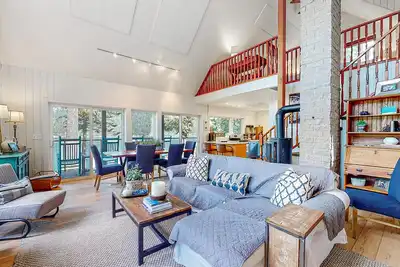 Image de Lakefront lodge with private dock, great water view, deck & laundry