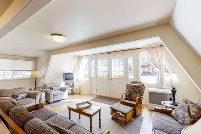 Image de Charming A-Frame w/ Mountain Views, Patio & Great Yard - Close to the Lake