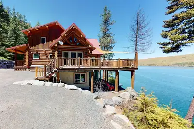 Image de Lakefront lodge with amazing view, private dock, rec room - dog-friendly