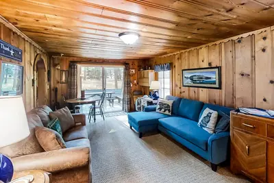 Image de Woodland Cabin w/ Fenced Backyard, Deck, Front Porch & WiFi - Dogs Welcome