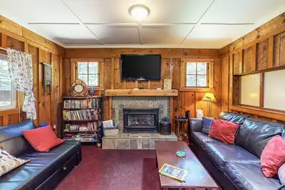 Image de Atmospheric Cabin w/ Fireplace, Lovely Forest Setting & WiFi - Close to the Lake