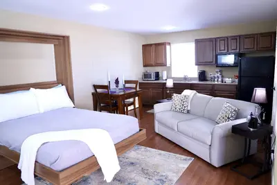 Image de Comfy Guest House 7 Min Drive to Beach + Grill and Outdoor Tv / Strand District