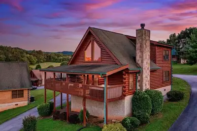 Image de 5 mil to Dollywood, 4Bed/4Bath, 3 King Beds, Hot Tub, Arcade, Grill, Fire Pit!