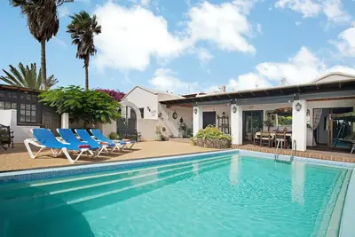 Image de Lanzarote Villa rurale Casa Albryna avec vue sur les montagnes, piscine, terrasses et jardin