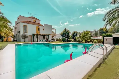 Image de Jolie villa à Nueva Andalucia avec vue sur la montagne, piscine, Wi-Fi, A/C, terrasses et jardin